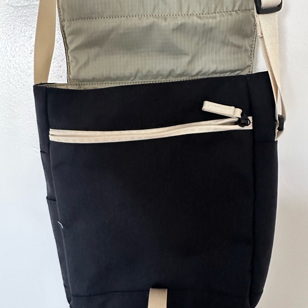 Walker Goods Black Messenger Bag - Picture 5 of 9